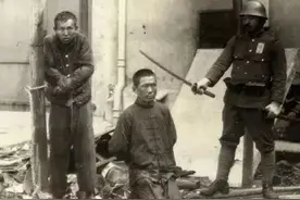打鬼子（97）：日军占领杭州，当街刀砍战俘，并照相留念图片