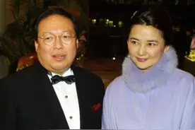 胡慧中71岁丈夫出狱后一家三口罕见露脸，夫妻三年未见相谈甚欢图片