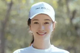 李小冉素颜还是盛世美颜！穿白T恤配牛仔阔腿裤，以为她只有28岁图片