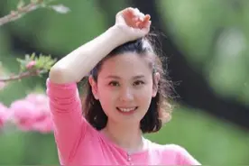 程莉莎好少女，粉色紧身上衣配印花裙优雅大气，老公镜头下美成画图片
