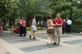 让中老年人痴迷的广场交谊舞，是为了异性社交还是强身健体？图片