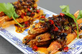 厨师长悄悄告诉你串串虾的做法，香酥焦脆，吃一口就忘不掉图片