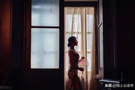 张爱玲《花凋》：笑 全世界便与你同声笑 哭 你便独自哭图片