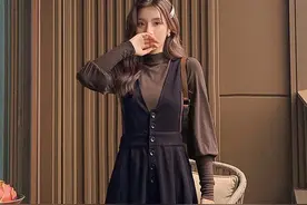 冬季穿上打底连衣裙，显瘦又很时尚，配大衣或者棉服都合适图片