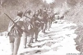 为追上敌人，志愿军脱掉鞋子在雪地里狂奔，脚后跟被冻烂图片