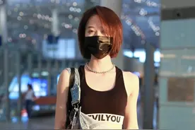 蓝盈莹真会穿！背带装单吊带很性感，内搭bra秀出美锁骨图片