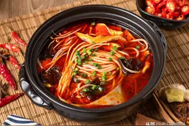 鸡架熬高汤，鸡油能保温？鲜香滑爽滋味醇厚，弹牙米线配料都靠焖图片