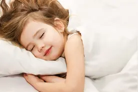 小孩子晚上睡着已经一点多了，怎么让他早睡.千个家庭教育案例784图片