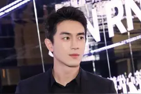 现实版霸道总裁林更新？穿上西装秀头肩比例，粉丝：我不配吃饭了图片