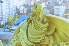 关羽失去的荆州城建了一座关羽铜像，青龙刀70米，重136吨。图片