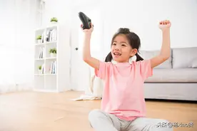 8岁女儿每周六肚子疼，妈带她检查，她塞给医生一纸条，医生落泪图片