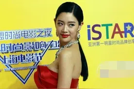 克拉拉真是人间尤物，红色礼服穿出“麻花”身材，蜂腰翘臀太惊艳图片