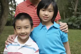 不想浪费的我，生了二胎，给弟弟穿上了姐姐的衣服图片