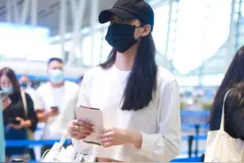 欧阳娜娜现身机场，穿搭白色露脐装打带点牛仔裤，宝藏女孩呀图片