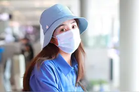 迪士尼出逃的小可爱！张含韵戴玩偶帽子哪里看出30岁了图片