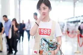 谭松韵的少女感“绝”了！白T恤搭配背带裙俏皮活泼，可爱减龄图片