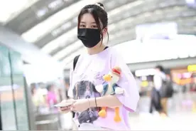 筷子兄弟王太利女儿走机场，大长腿直晃眼，跟爸爸长得如同饼印图片