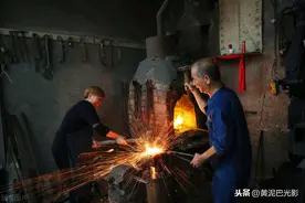 陕西1铁匠承传祖上手艺，40年锻造6000件冷兵器，1个矛曾卖7千元图片