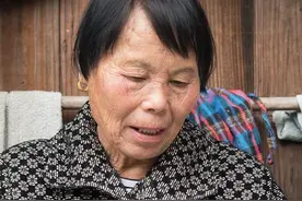 在漆黑的山林中痛苦分娩，怕血腥味引来野兽，抱着孩子逃离森林图片
