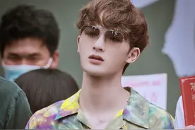 朱正廷亮相新剧开机仪式，晕染衬衫搭配卷发洋气精致，气质太抢眼图片