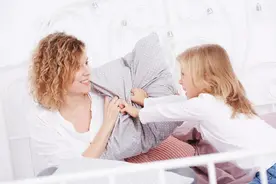 宝宝动不动就对妈妈“狠手”？了解真正原因，用不同的方法应对图片