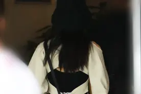 赵丽颖机场私服穿搭，白色背心搭配白色长裤，身材太可了图片