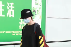 娘man鼻祖李宇春终于出来营业了 又是一套炸街私服，腿长到没朋友图片