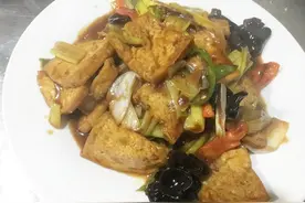家常菜大厨做的葱烧豆腐，葱香四溢，豆腐入味又软嫩图片