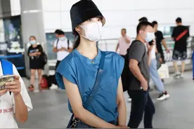 37岁郁可唯穿垫肩T恤现身长沙，仍然搭配黑皮靴不嫌热吗？图片