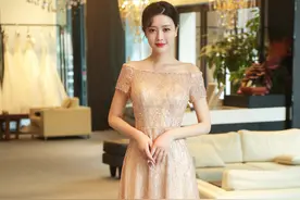 萝莉变御姐？这两套优雅华贵的玫瑰金婚纱长裙你hold住么？图片