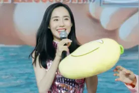 王智穿超短旗袍“蹦迪”，37岁肤白身材好，气质越来越冻龄图片