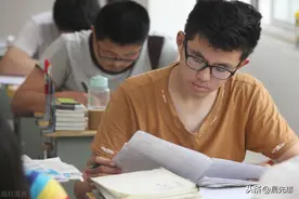 河北高考考生：600分与211大学无缘，700分难上清北，实在太难了图片