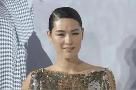 马艳丽高级感无敌了，穿金色亮片上衣配半身裙走红毯，气场太强大图片
