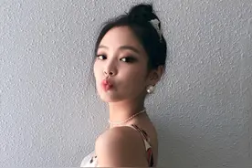 Jennie深夜福利刷屏59张性感自拍，还与G-Dragon惊喜合体图片
