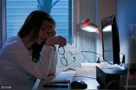 小说：女子独自入睡，睡梦中有个人坐在床边盯着她看图片