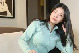 大嫂（徐冬冬）一改往日性感妩媚的风格，变成青春美少女图片