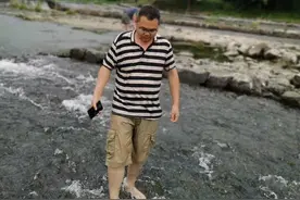 点赞！俩男孩溪边戏水突发生意外，41岁的他来不及脱衣直接跳进水中抱住他们图片