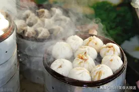 重庆深夜才卖的包子，1块钱一个4个人包不赶趟，塑料凳上坐满人图片