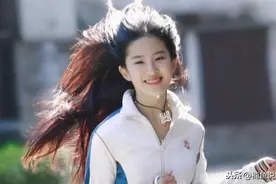 17岁刘亦菲运动装曝光，活力少女甩头发奔跑，多少人的青春图片
