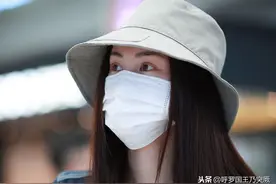 街拍：何穗穿牛仔连身裤搭小白鞋，时尚造型尽显青春时髦图片