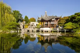沧浪亭位于苏州市城南三元坊内，是苏州最古老的一所园林图片