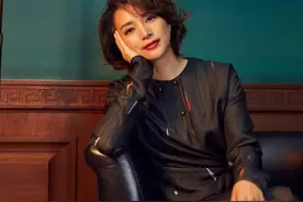 真正见过世面的女人，夏天很少会穿打底裤，看陈数董卿就知道了图片