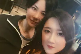 王菲带两女儿聚会，窦靖童紧挨李亚鹏坐着，李嫣浓妆露疤痕明显图片