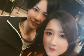王菲带两女儿聚会，窦靖童紧挨李亚鹏坐着，李嫣浓妆露疤痕明显图片