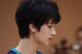 这个15岁男孩穿球衣也太好看了吧！让人心动的运动场男孩！图片