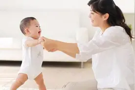 宝宝从坐到站的进步：运动能力提高，家长要当心这些危险的淘气图片