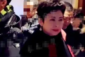 58岁董文华现身活动，脸部浮肿苍老不似从前，获老公贴身随行图片