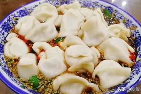 煮冻饺子水开下锅？难怪破皮还露馅，牢记3点，饺子鲜香又完整图片