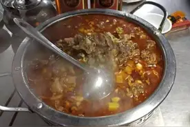酸菜羊肉锅、酸菜牛蛙、酸菜烧血旺、酸菜肉丝汤面等四道酸菜吃法图片
