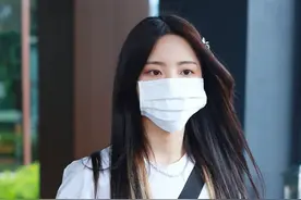 杨超越穿健美裤秀漫画腿，披散长发挑染黄色，走路带风少女范十足图片